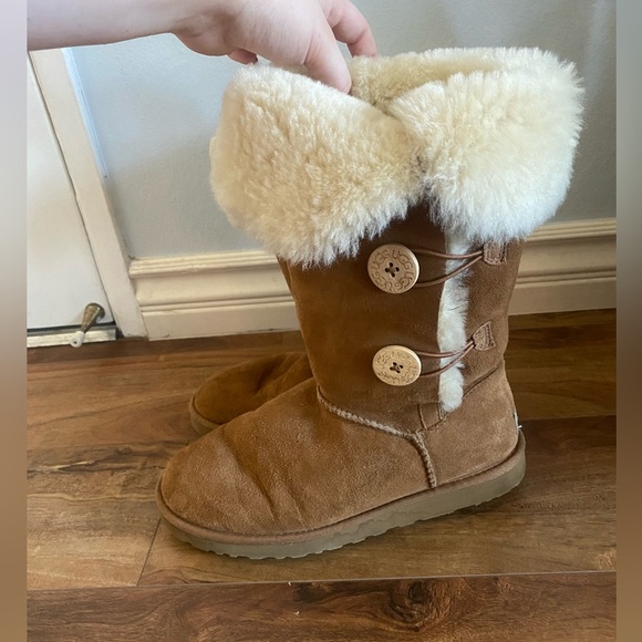 Ugg Bailey Button Triplet Il Chestnut Women's
Tall Boots
Size 9 - Picture 7 of 9